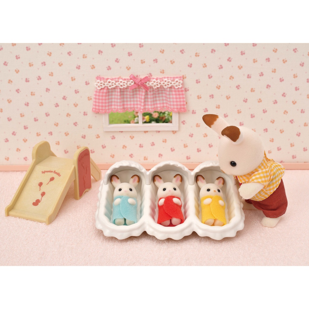 Sylvanian Families - Les triplés lapin chocolat et accessoires de puériculture