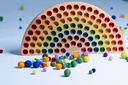 Arc-en-ciel Montessori grand avec 94 balles en laine