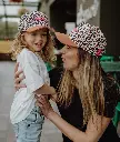casquette-coloree-enfants-bebes-imprime-leopard-7-hello-hossy.webp