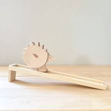 Hérisson qui descend sur rampe en bois