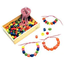 130 grosses perles en bois + 10 lacets de 60 cm de long 