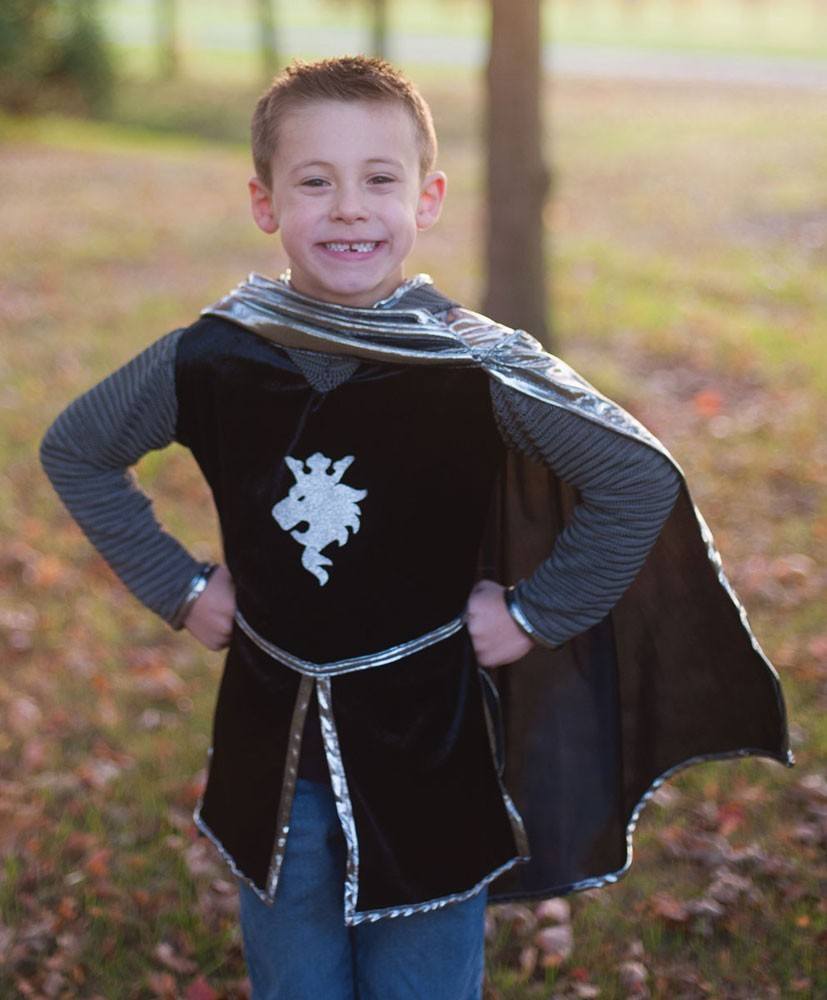 Tenue de chevalier doré avec cape et couronne